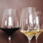 Glas med rødvin og hvidvin side om side - BetterWines vinudvalg
